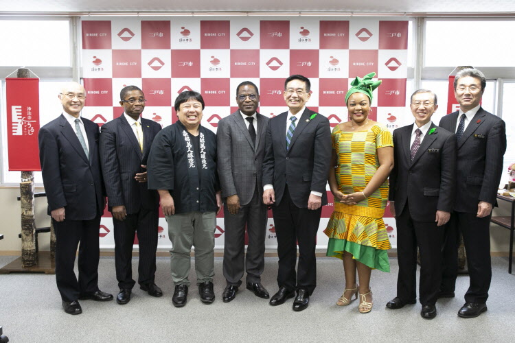 ガボン共和国大使館特命全権大使との画像